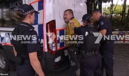 新闻爆料袭警视频大全播放,惊心动魄！袭警视频大全引发社会关注